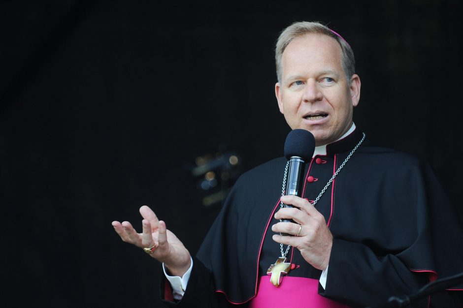 Lietuvos katalikų vyskupai sekmadienį kviečia aukoti Ukrainai