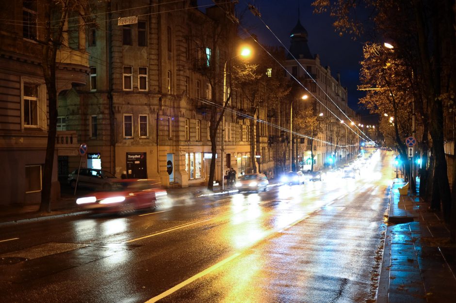 Lietuvoje eismo sąlygas sunkina plikledis 