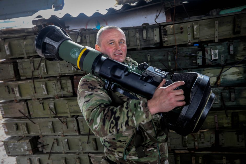 Keturiolikos valstybių parlamentarai ragina nuolat teikti ginkluotę Ukrainai
