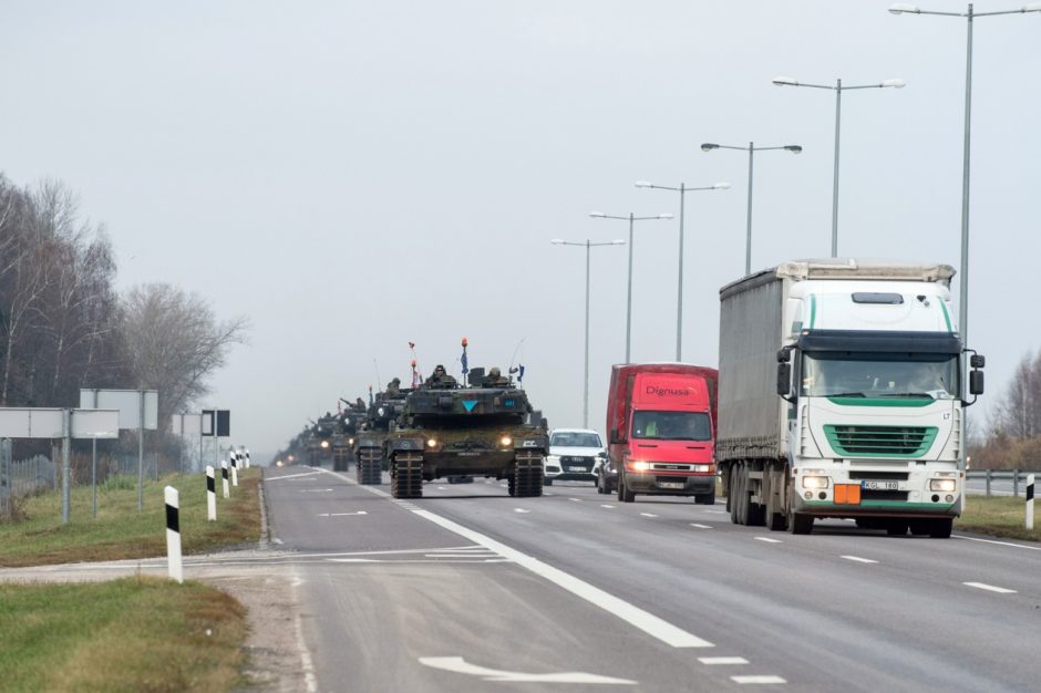 Prasideda pratybos: per Lietuvą į gynybos pozicijas judės tankai, šarvuočiai