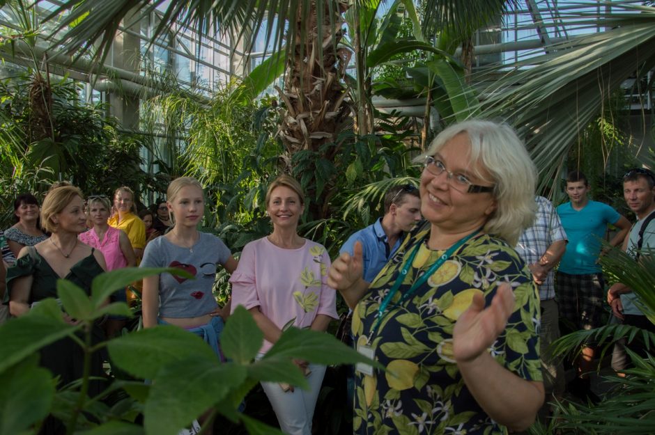 „Kvapų naktis“ VDU Botanikos sode subūrė ir užbūrė tūkstančius lankytojų