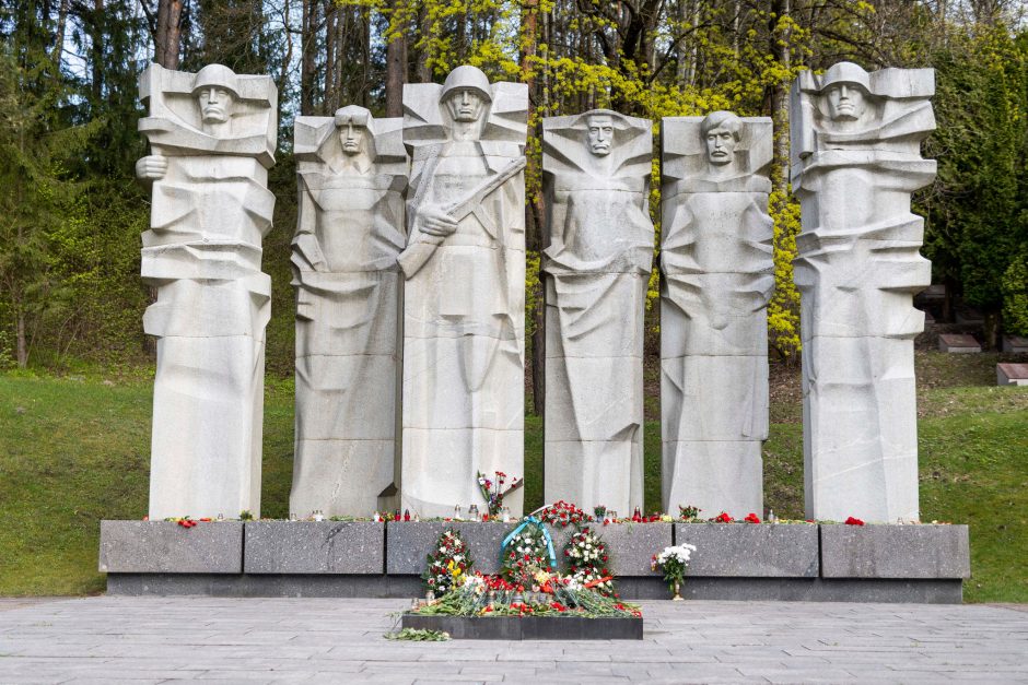 Sovietinių paminklų iš Antakalnio kapinių nukėlimas kainuos beveik 50 tūkst. eurų