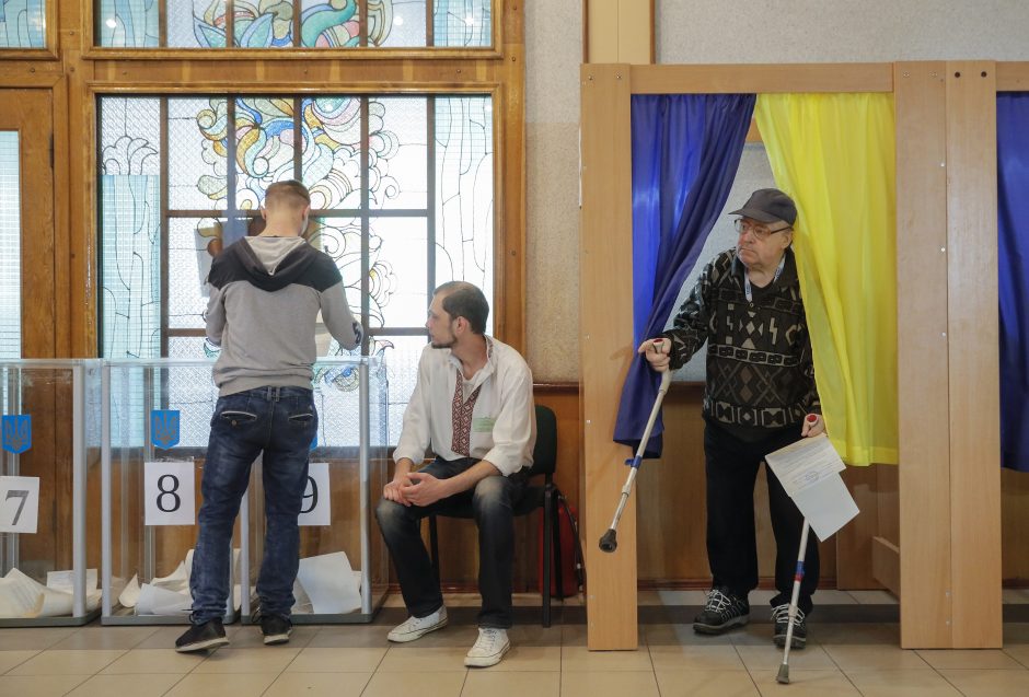 Ukrainiečiai skuba prie balsadėžių – renka parlamentą ir tikisi permainų