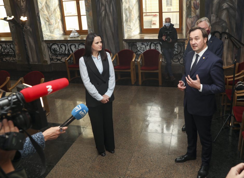 VU rektorius S. Cichanouskajai įteikė deklaraciją dėl pagalbos baltarusių studentams