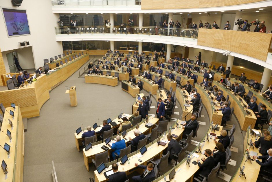 Dėl techninių trukdžių Seimas nutraukė nuotolinį posėdį, kitą savaitę rinksis gyvai