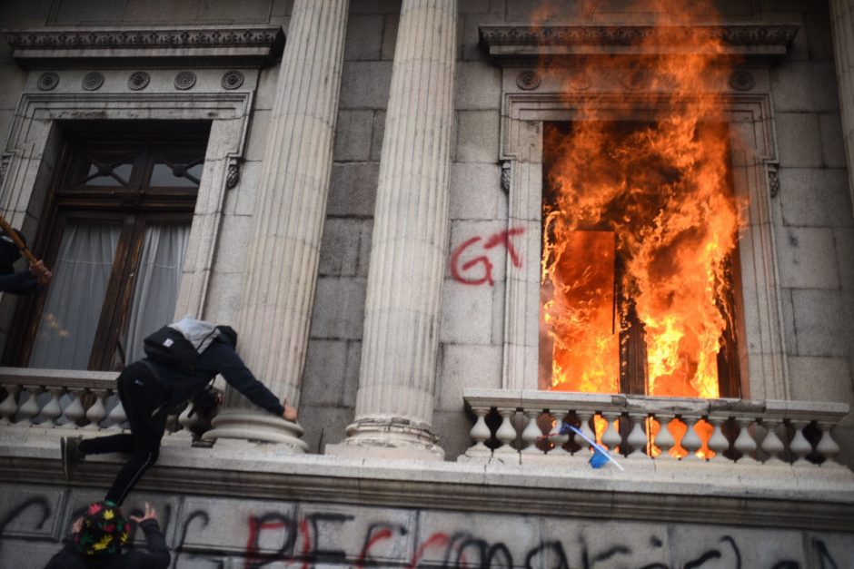 Gvatemalos sostinėje protestuotojai padegė parlamento pastatą