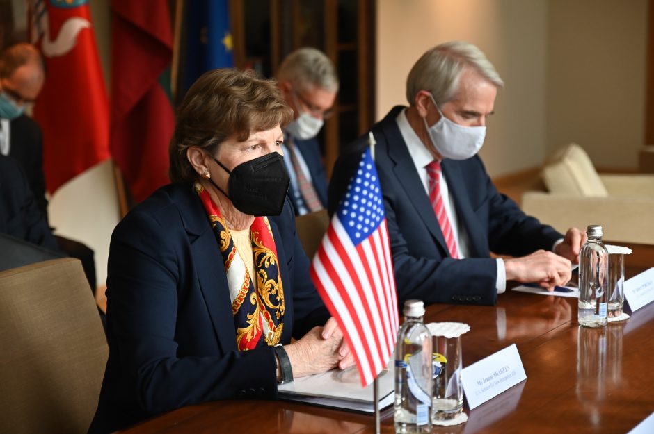 JAV senatorius Vilniuje ragina įvesti sektorines sankcijas Minskui