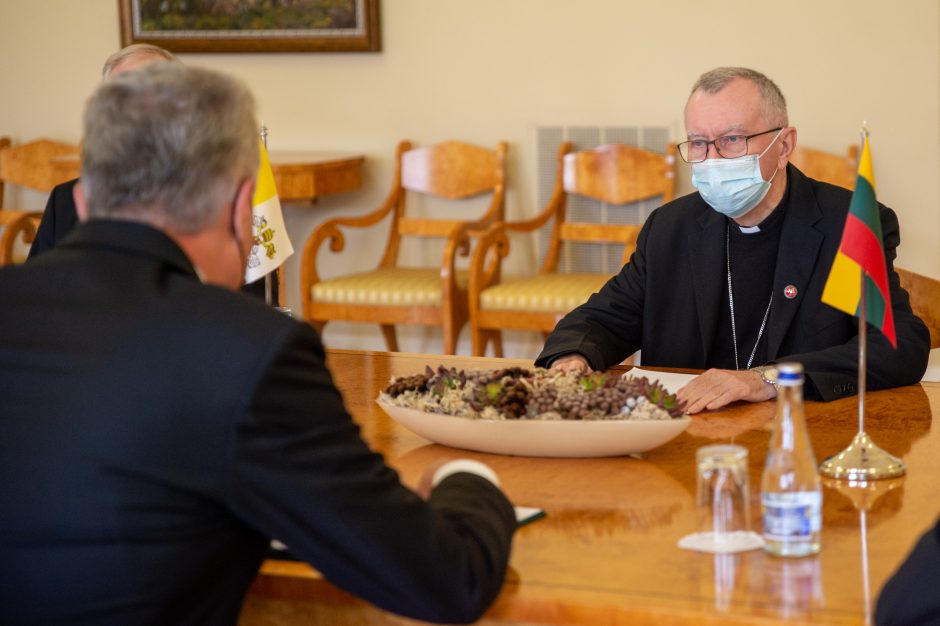 Prezidentas su Vatikano valstybės sekretoriumi aptarė dalijimosi vakcinomis būtinybę