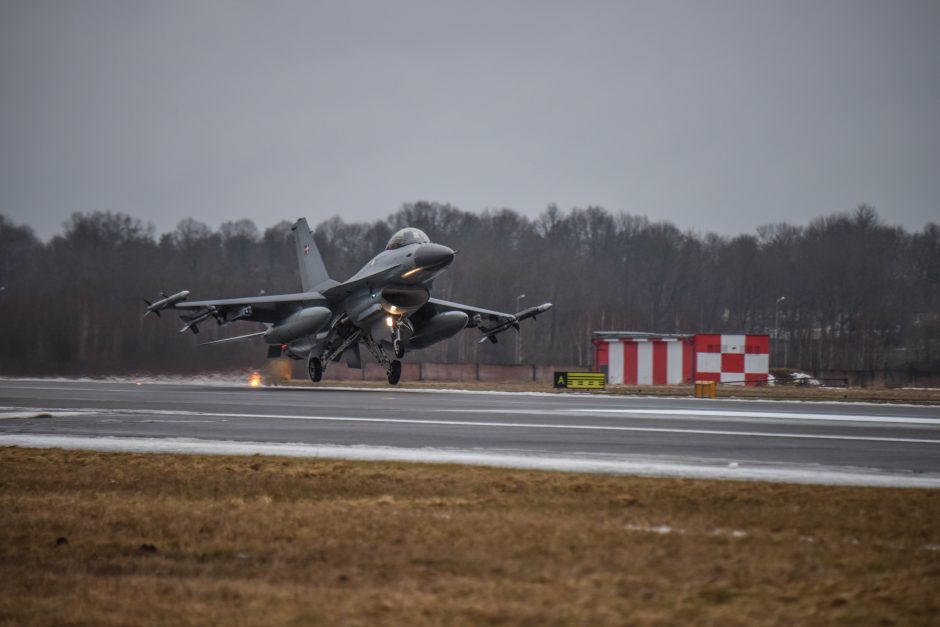 Pastiprinimas: Danijos naikintuvai prisidėjo prie NATO oro policijos misijos