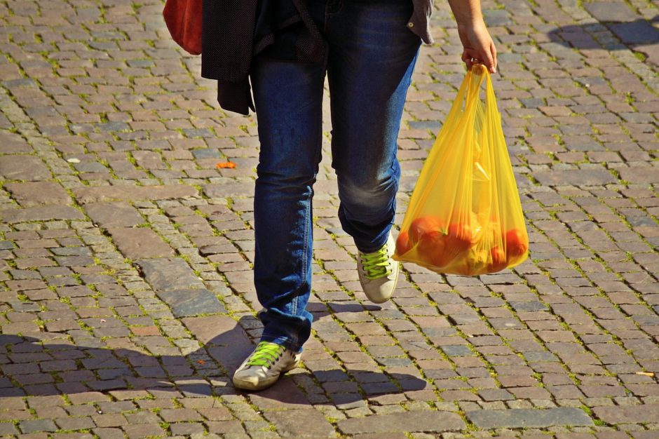 Lietuviai rado kuo pakeisti vienkartinius plastikinius maišelius