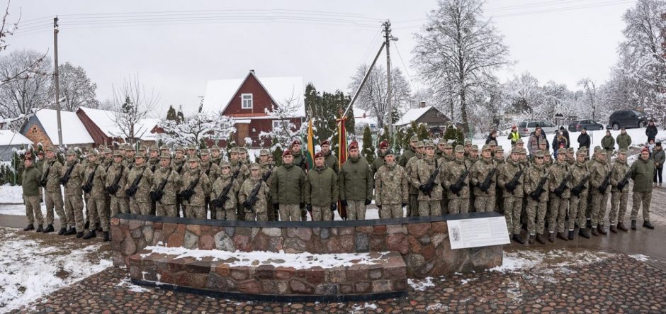 100-oji karių savanorių laida prisiekė Merkinėje