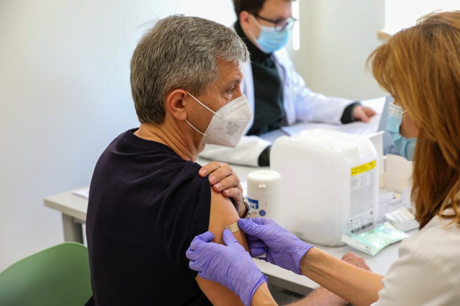 Kauno klinikų darbuotojai jau skiepijami antrąja COVID-19 vakcinos doze