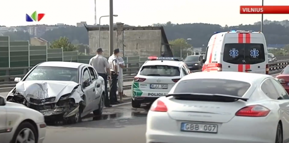 Vilniuje sunkvežimis sutraiškė opelį