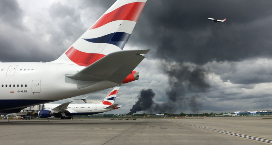 Šalia Londono oro uosto įsiplieskė didžiulis gaisras, griaudėjo sprogimai
