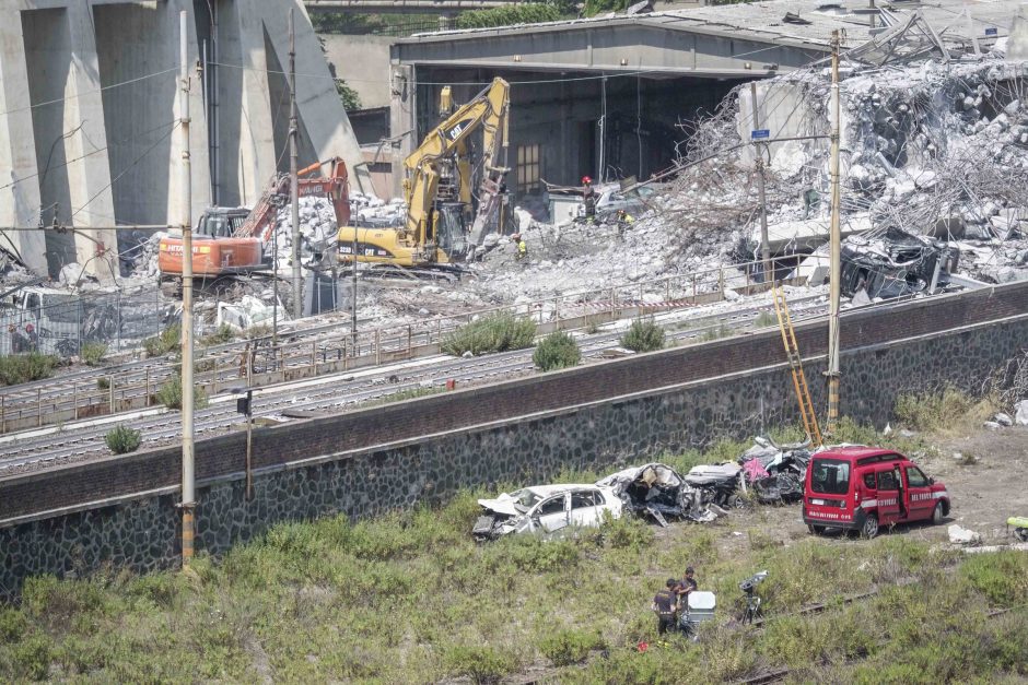 Oficialiai patvirtinta: Genujoje sugriuvus viadukui žuvo 43 žmonės