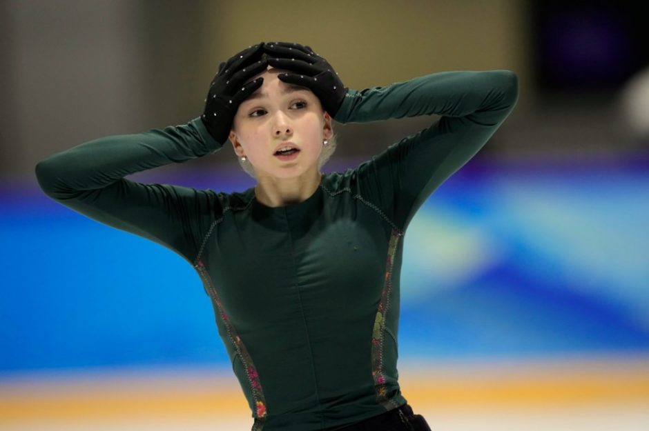 Sniegas trikdo olimpiadą: rusės čiuožėjos likimas dėl dopingo skandalo pakibo ant plauko