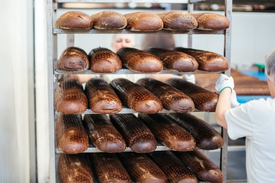 „Vilniaus duona“ iš sutaupytų pinigų kelia algas darbuotojams