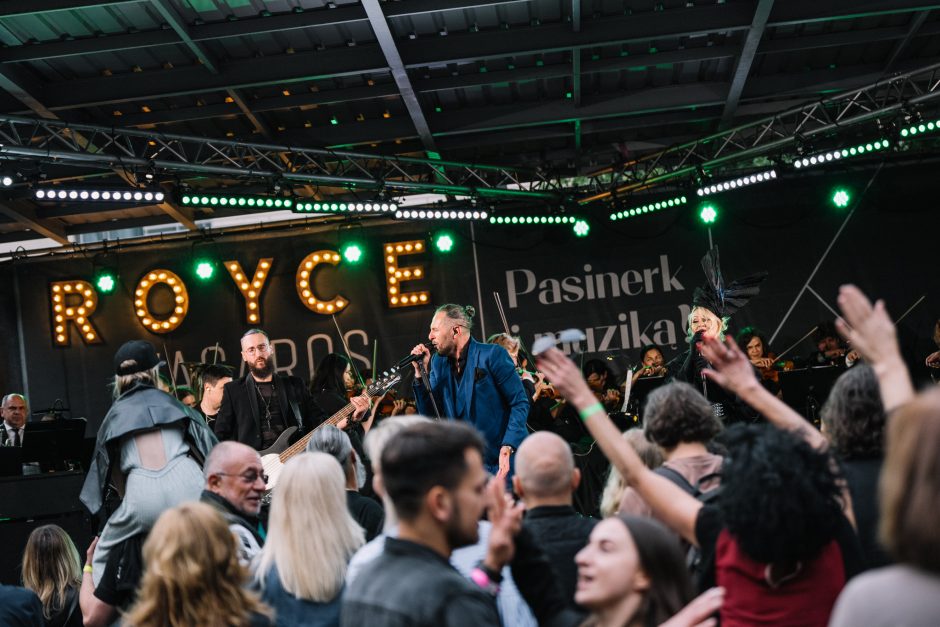 Grupė „ROYCE“ triukšmingai pažymėjo veiklos 10-metį: Klaipėdos koncertų salės vasaros terasoje susirinko minia klausytojų