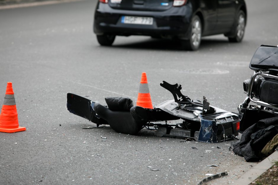 Vilniuje susidūrė trys transporto priemonės: nukentėjo motociklininkas