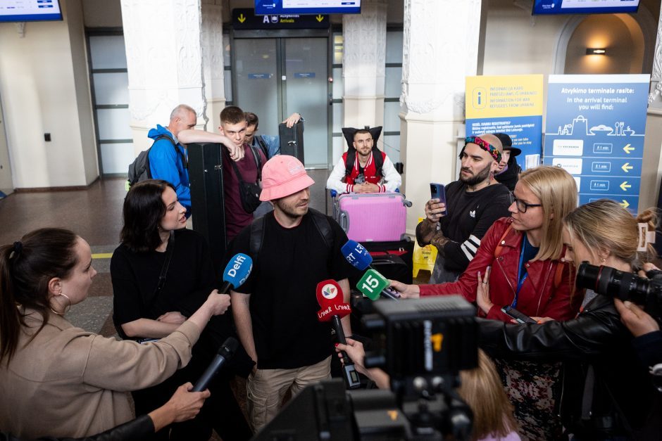 „Kalush Orchestra“ – jau Lietuvoje: oro uoste pasitiko būrys gerbėjų