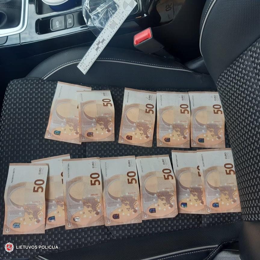 Girto vairuotojo pasiūlytu 600 eurų kyšiu pareigūnai nesusigundė