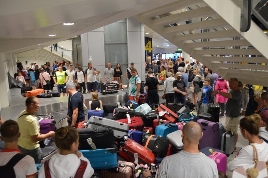 Oro uostuose tęsiasi chaosas, o specialistai sako: nesinervinkite ir žiūrėkite filosofiškai