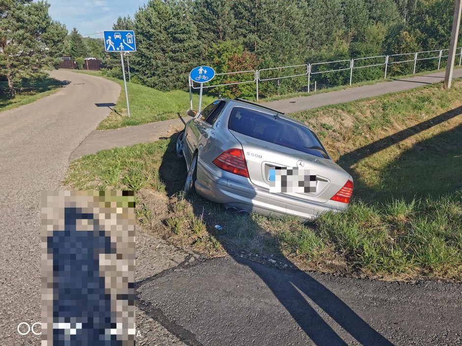 Trakų rajone į griovį nuvažiavo „Mercedes-Benz“: vairuotojas paspruko