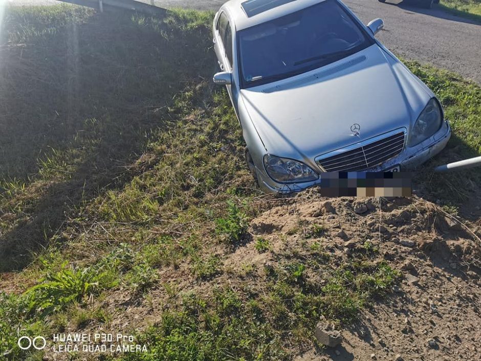 Trakų rajone į griovį nuvažiavo „Mercedes-Benz“: vairuotojas paspruko