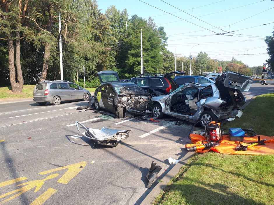 Vilniuje susidūrus penkiems automobiliams du žmonės žuvo, trys buvo prispausti