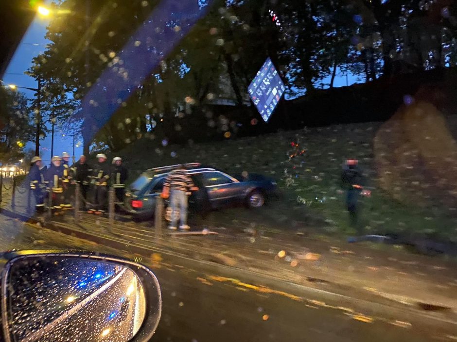 Ant Parodos kalno stulpelį kliudęs automobilis įklampino vairuotojus spūstyje