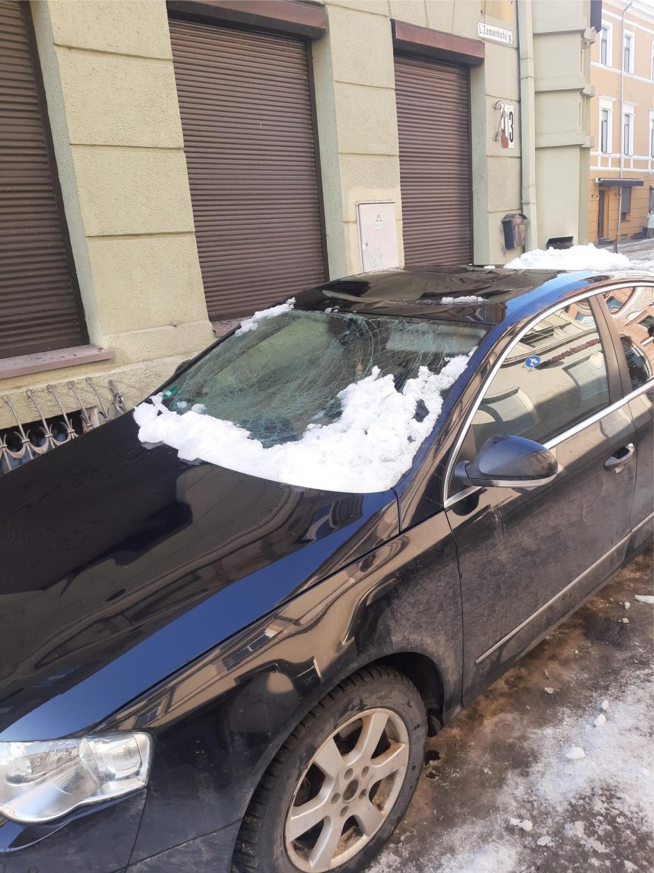 Nuo stogo nukritęs sniegas sumaitojo automobilį, kuriame sėdėjo merginos: atrodė, kad sprogo bomba