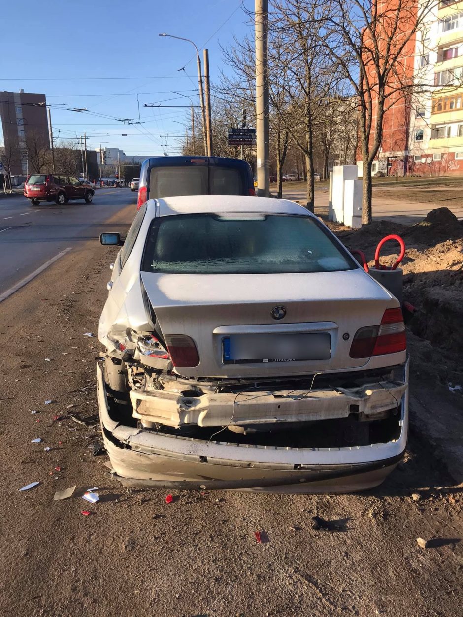 Vilniuje po nakties suknežinti keturi automobiliai: prašo atsiliepti liudininkus