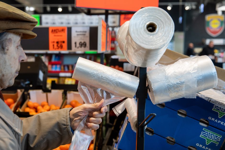 Prekybos centruose nebeliks nemokamų plastiko maišelių?