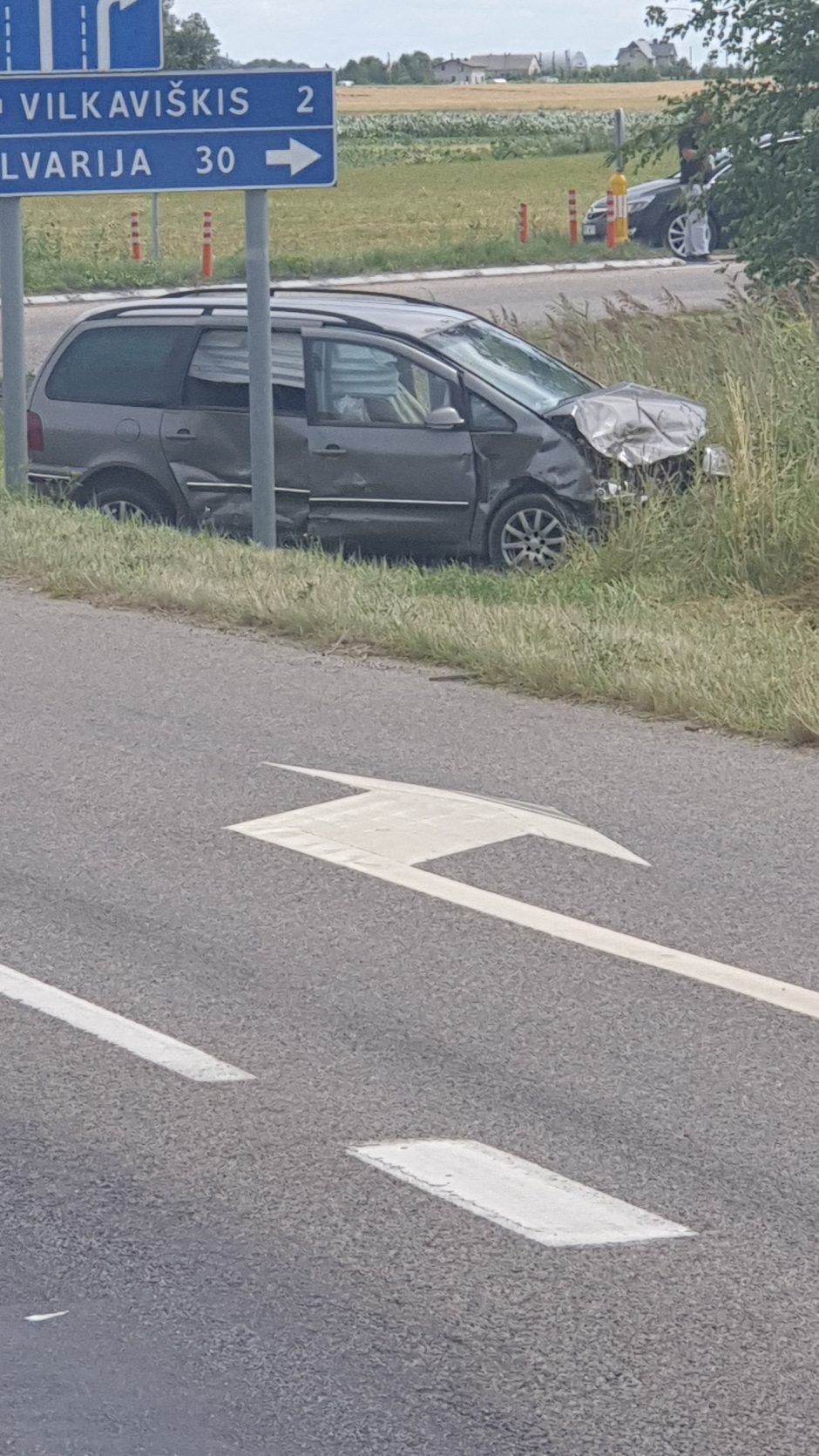 Skaudi avarija Vilkaviškio rajone: teko vaduoti automobilyje prispaustą žmogų