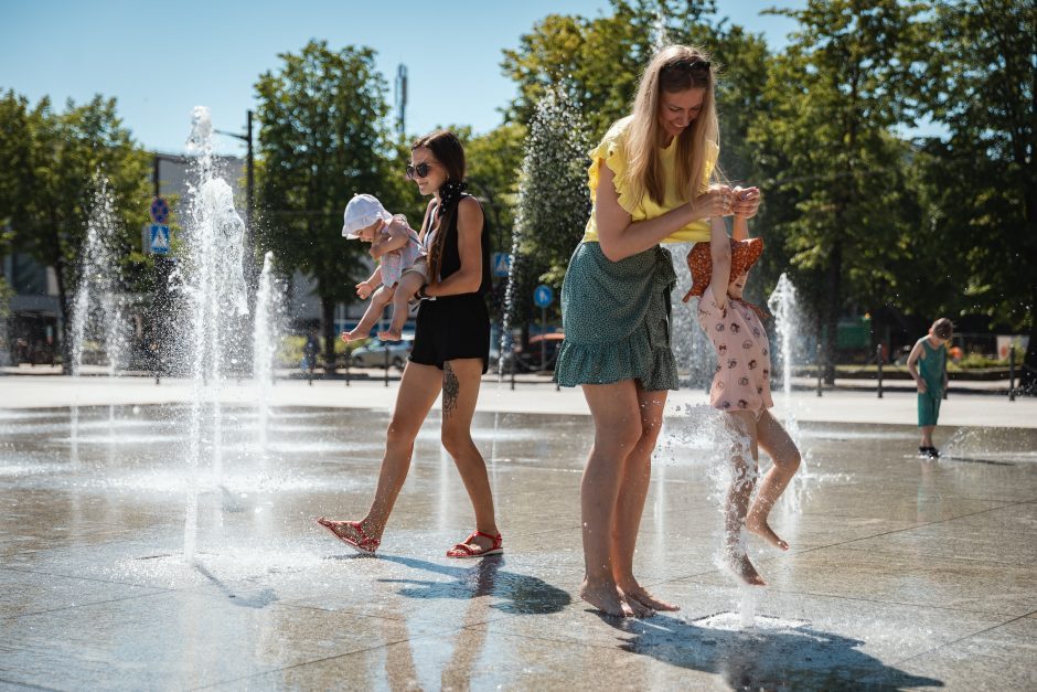 Vasarišką šeštadienį Vienybės aikštė prisipildė vaikų klegesio: džiaugsmą teikė trykštantys fontanai