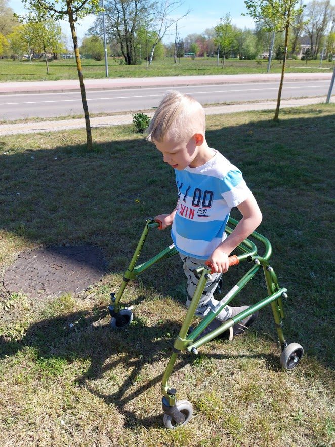 Mažo berniuko kūną kausto paralyžius: svajonę vaikščioti atiduoda į geradarių rankas