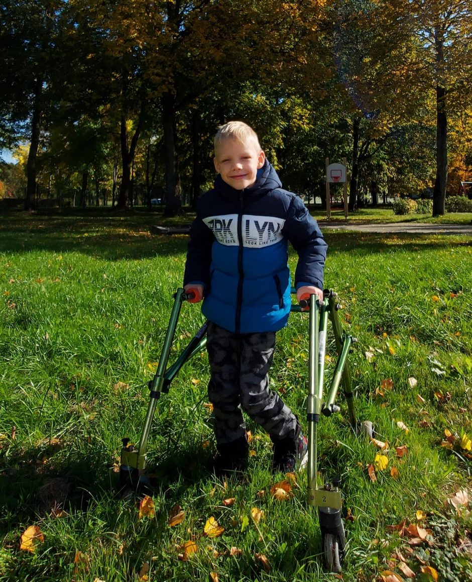 Iš paralyžiaus gniaužtų išvaduotas Dominykas stebina gebėjimais – jau pildo berniukišką svajonę