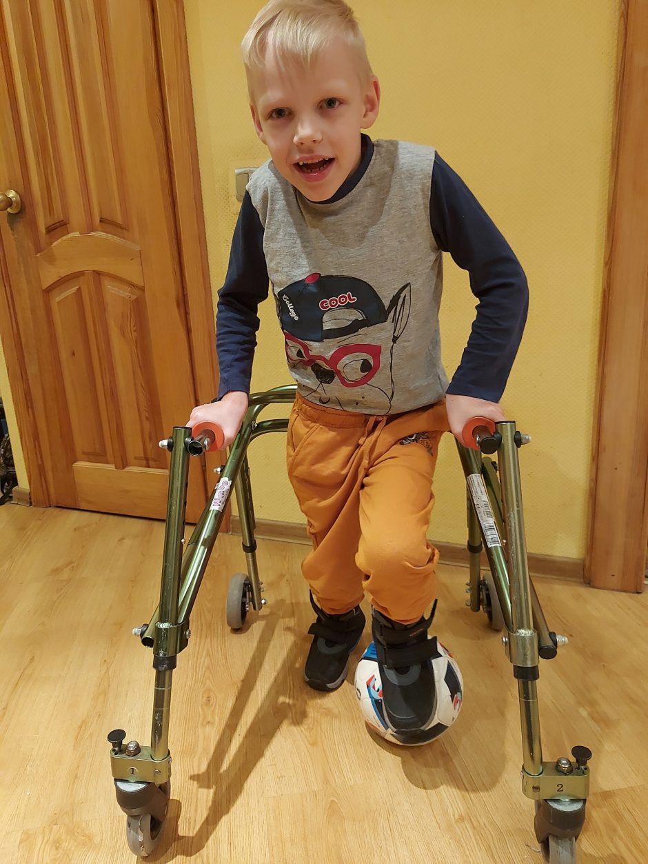 Iš paralyžiaus gniaužtų išvaduotas Dominykas stebina gebėjimais – jau pildo berniukišką svajonę