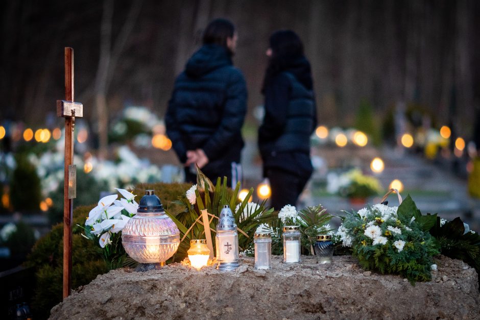 Į kapines Vilniuje traukė minios: pareigūnai stebėjo srautus ir fiksavo pažeidimus