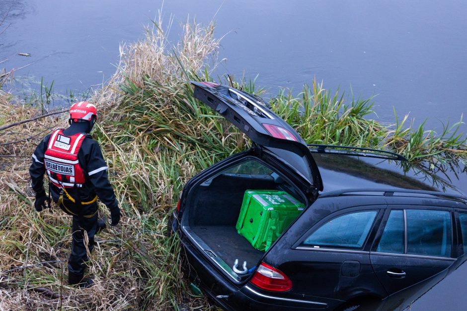 Į upę ties Grigiškėmis įlėkė automobilis: tarnybos ištraukė moterį