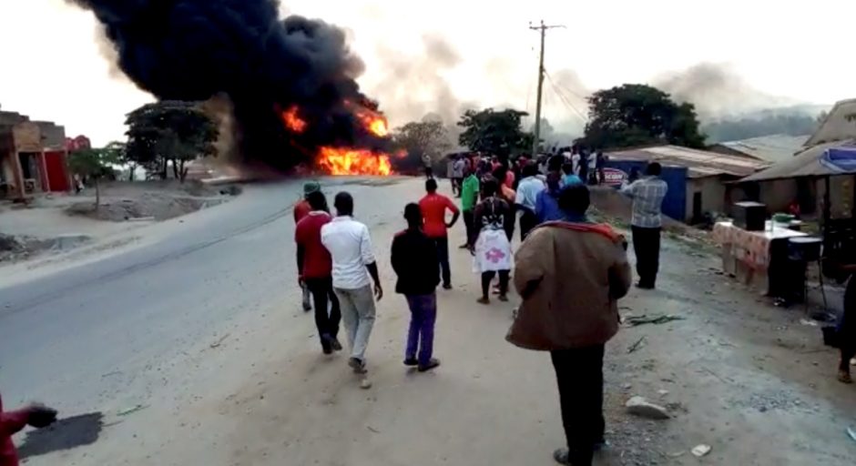 Ugandoje sprogus benzinvežiui žuvo 19 žmonių