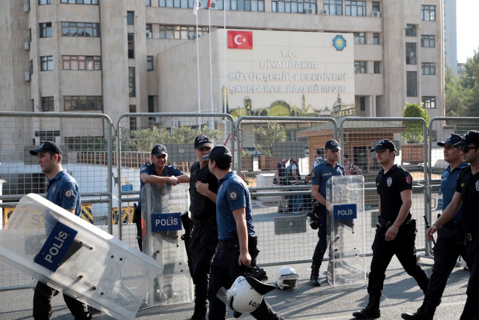 Turkijos vyriausybė iš pareigų pašalino kurdus rėmusius merus