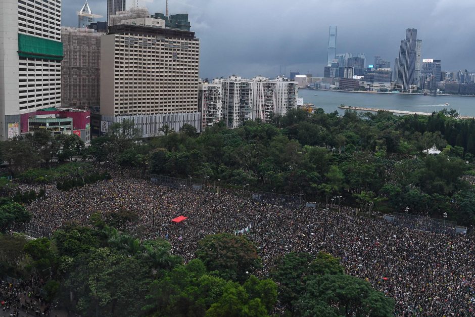Honkongo protestuotojai ketina atkartoti Baltijos kelią