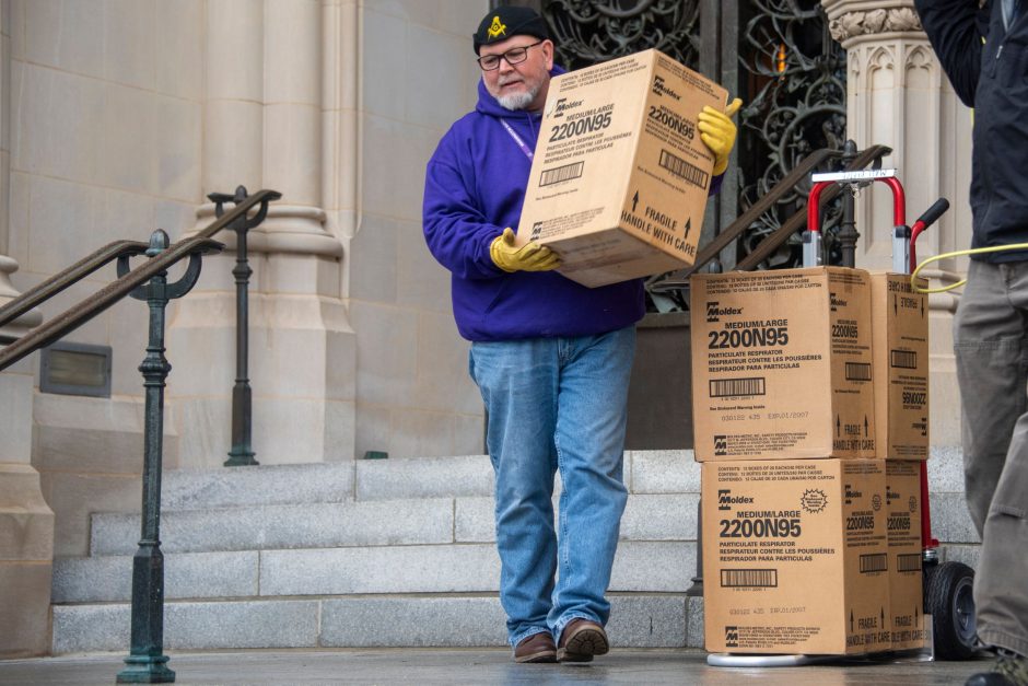 Pasakėlės iš rūsio: Vašingtono katedra atkasė 5 tūkstančius respiratorių