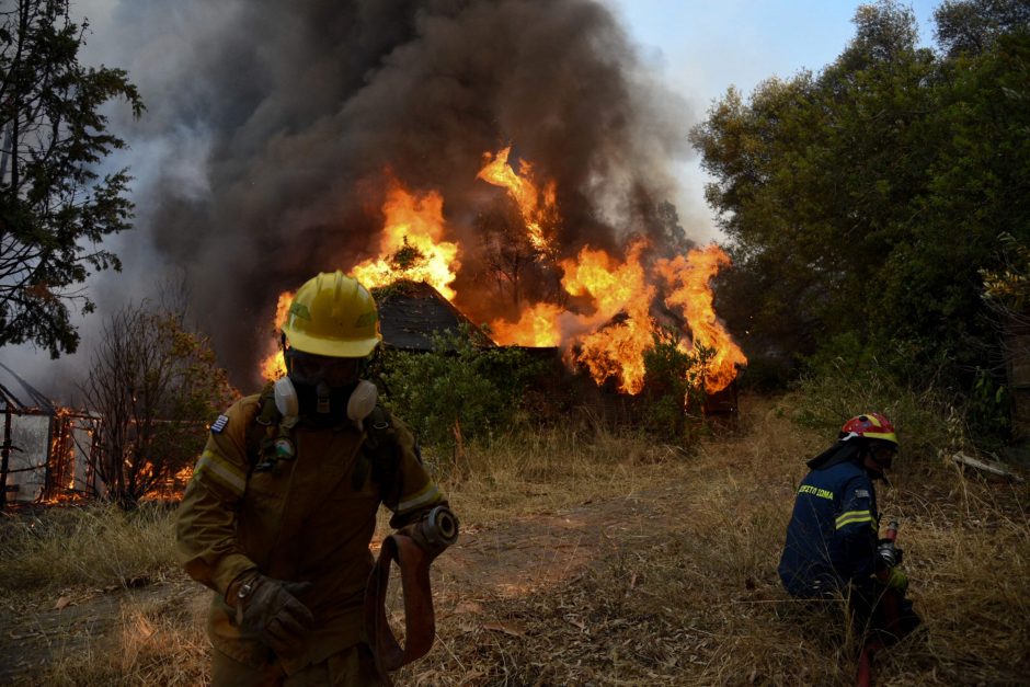 Graikijoje tęsiantis karščio bangai, gaisras Rodo saloje tapo nekontroliuojamas