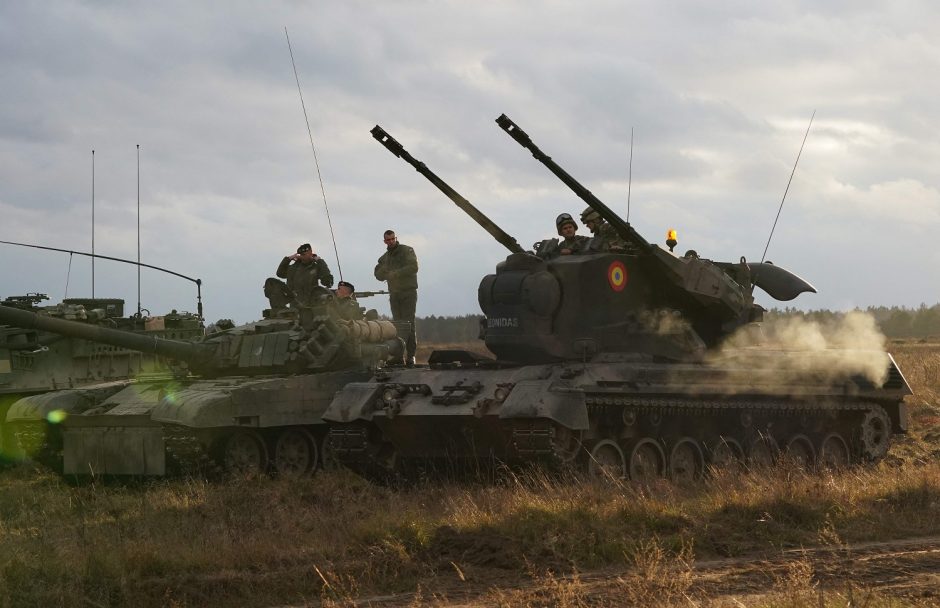 Bauginantys manevrai: Rusija „beveik baigė“ formuoti pajėgas puolimui prieš Ukrainą