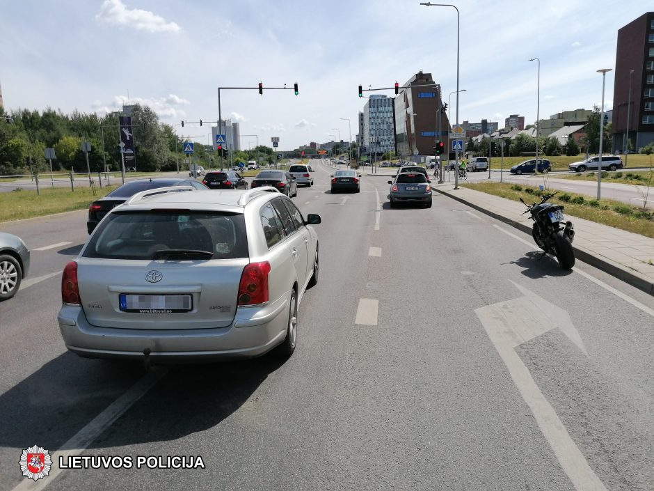 Vilniaus policija ieško avarijos, kurioje nukentėjo motociklininkas, liudininkų