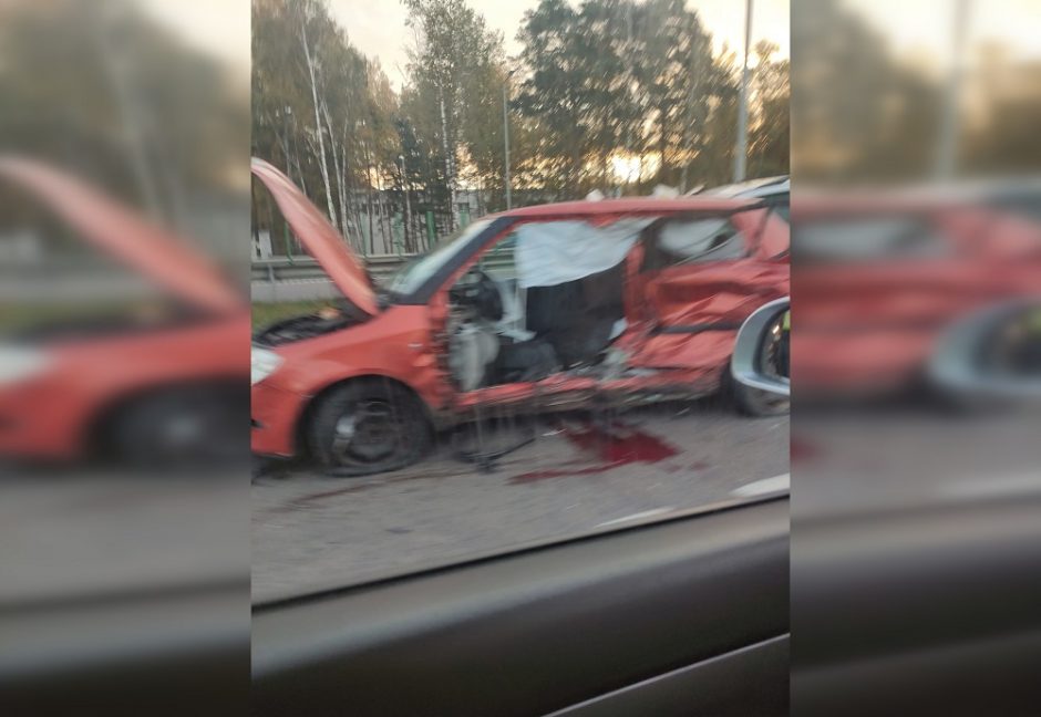 Tragiška avarija Vilniuje: susidūrus automobiliams medikai konstatavo vieno vairuotojo mirtį
