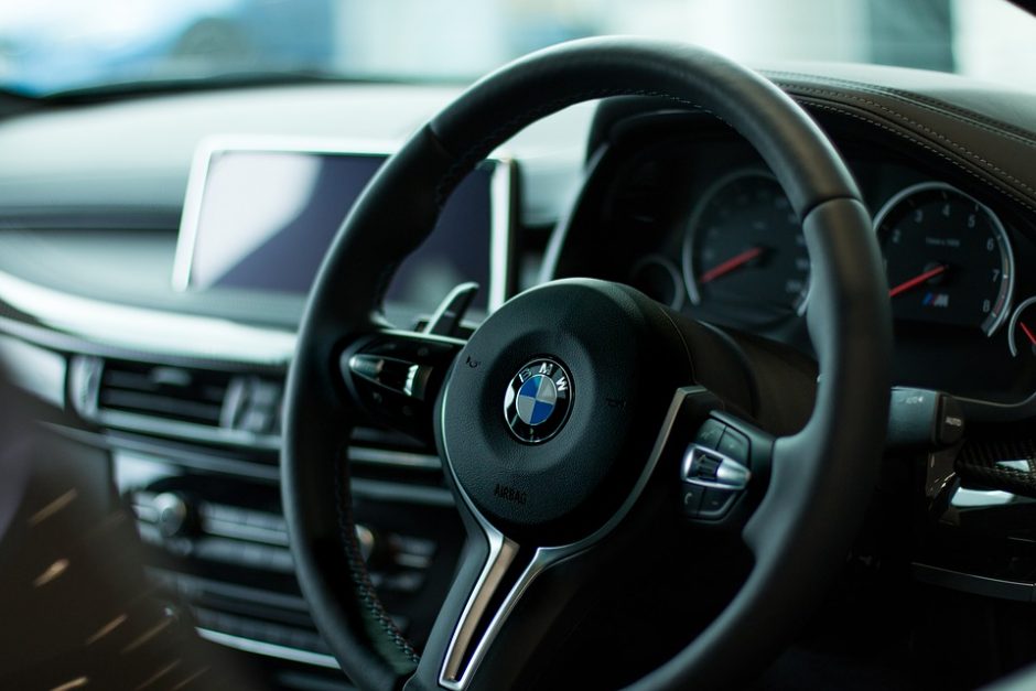 Automobilių stovėjimo aikštelėje vagys įžūliai „išrankiojo“ BMW
