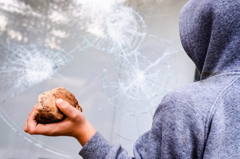 Vilniuje nepažįstamas nepilnametis akmeniu sužalojo septynmetį